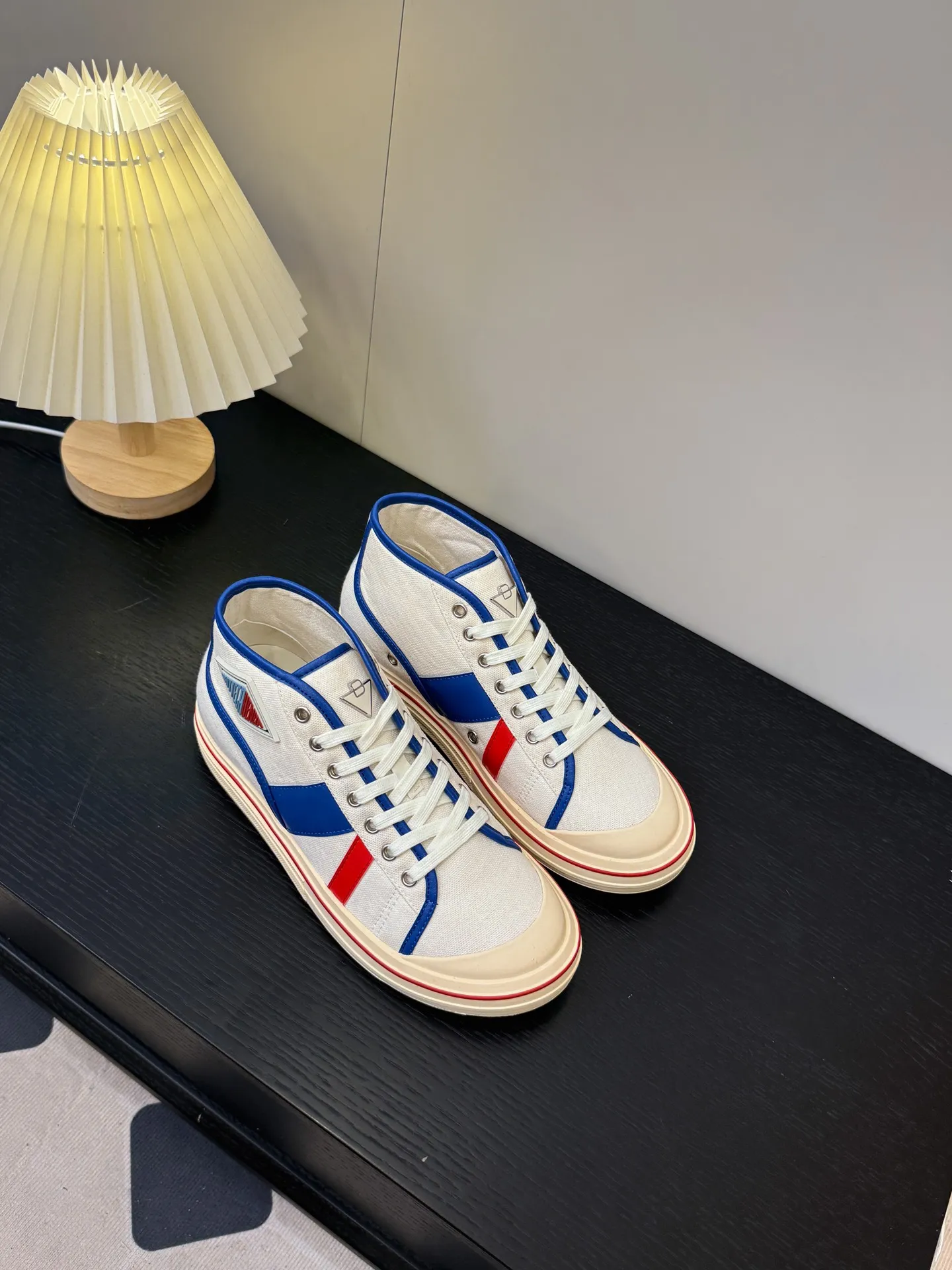 👟👟Ex-factory price 480👟👟 (Men’s size +1️⃣0️⃣) BVOrbit’s latest 2025 catwalk model, developed 1:1 from the original board, classic color matching elements! This is the biggest highlight of this shoe, eye-catching but not exaggerated design, super cool for daily use, super versatile whether paired with pants, sweaters or skirts, looks good no matter how you wear it, the more you look at it, the more you like it ❗️ Outsole: Original outsole Color: 4 colors Size: Female 35-40 Male 39-44